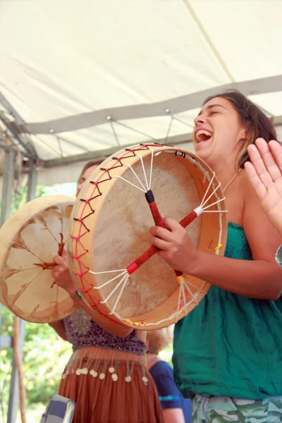 Singing and playing drums — Stock Photo, Image