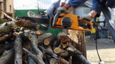 Genç adam Ahşap Doğrama