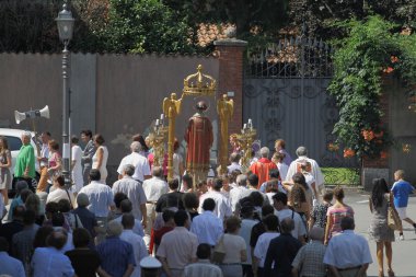 Geçit töreninde yürümek