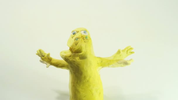 homme d'argile jaune 