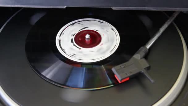 Vinyl záznam na gramofon — Stock video