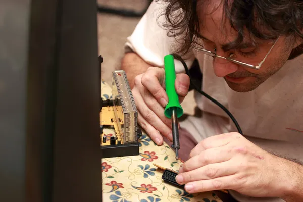 Homem reparando televisão — Fotografia de Stock