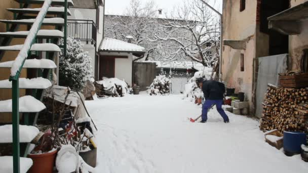 Man shoveling snow — Stock Video