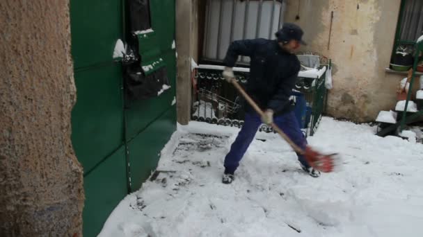 Hombre paleando nieve — Vídeo de stock