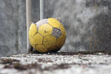 terk edilmiş bir futbol topu