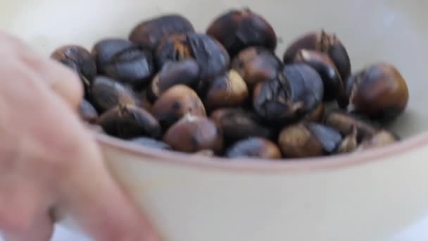 Roast chestnut — Stock Video