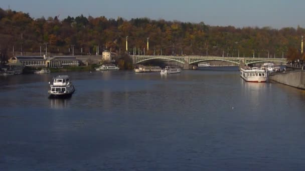 Prag görünümüyle vltava Nehri — Stok video