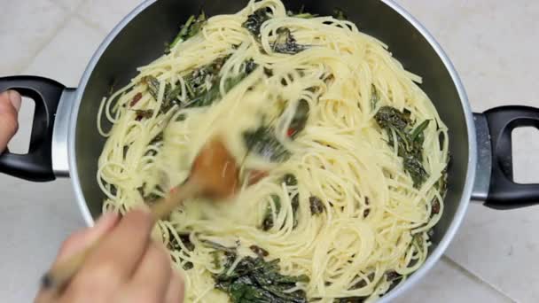 Főzés spagetti — Stock videók