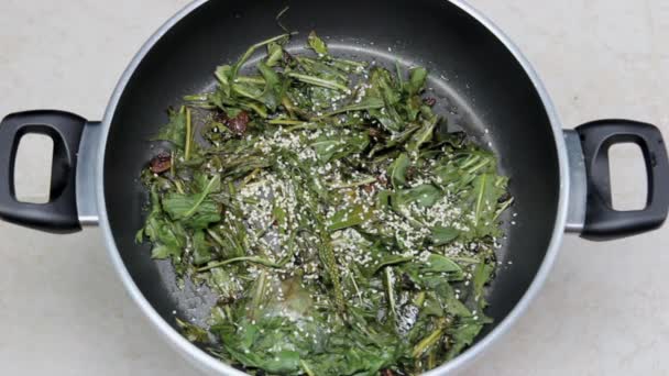 Cuisson des herbes à la casserole — Video