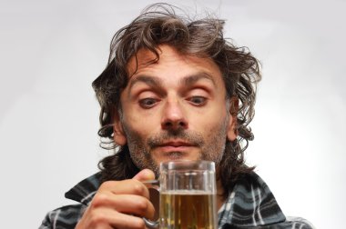 Bira içiyor.