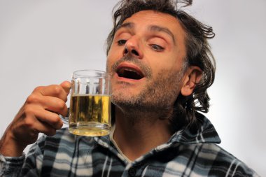 Bira içiyor.