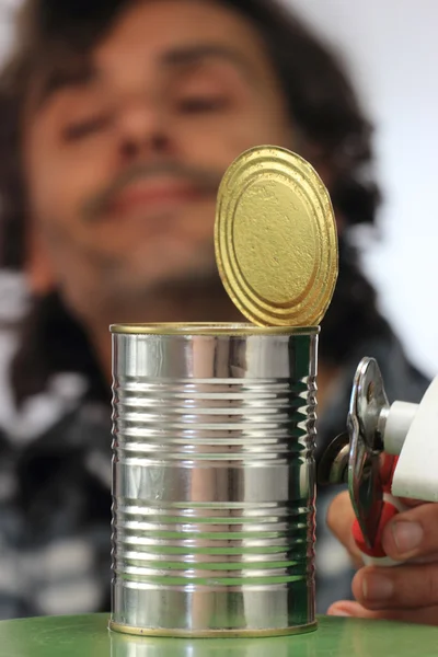 Opening a can — Stock Photo, Image