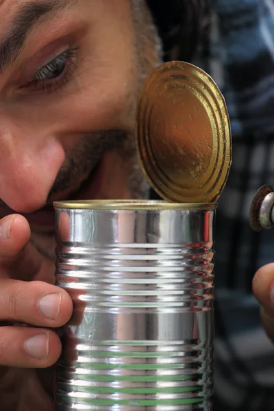 Opening a can — Stock Photo, Image
