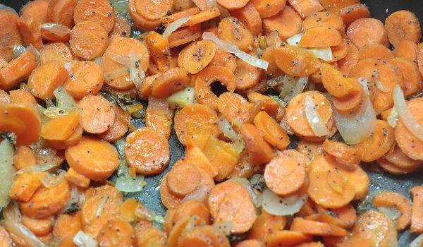 Приготовление моркови — стоковое фото