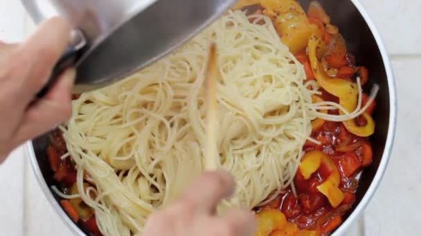 Espaguetis con salsa de pimienta — Vídeos de Stock