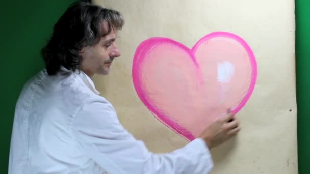 Художник рисует большое сердце — стоковое видео