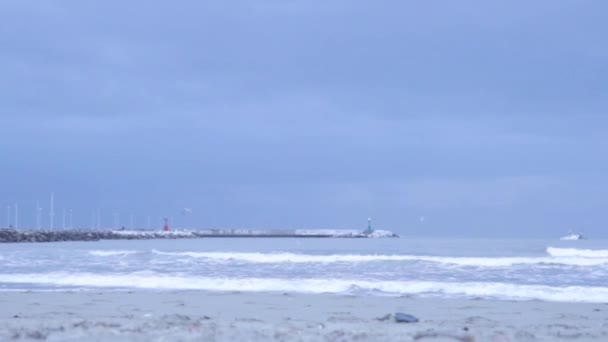 Viareggio strand na zee storm in de winter, Toscane Italië — Stockvideo