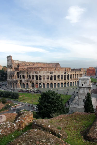 De boog van costantine en het Colosseum — Stockfoto