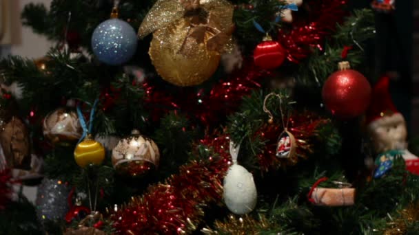 Palline di Natale decorative e albero di Natale — Video Stock