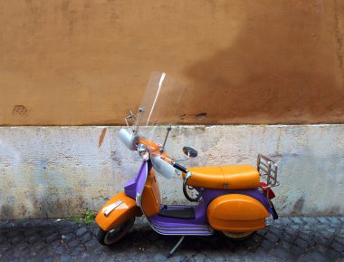 İtalyan sarı ve mor scooter