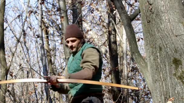 Man met traditionele longbow — Stockvideo