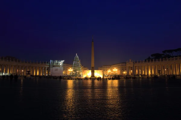 圣徒彼得广场在晚上 — 图库照片