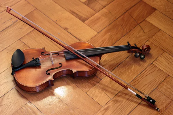 Violino e arco — Fotografia de Stock