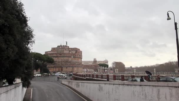 Обзор Рима с памятником и несколькими куполами — стоковое видео