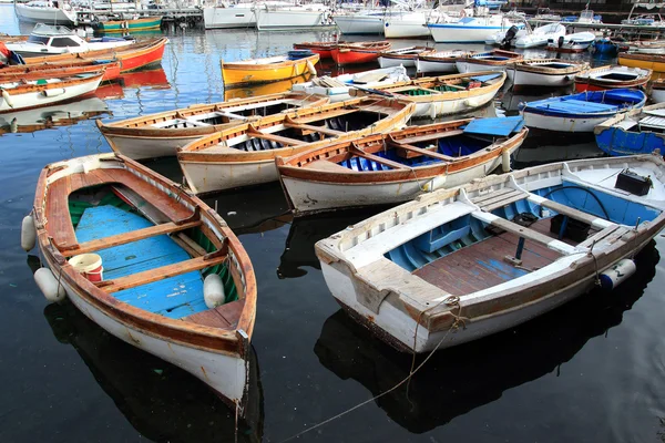 ナポリ港のボート — ストック写真