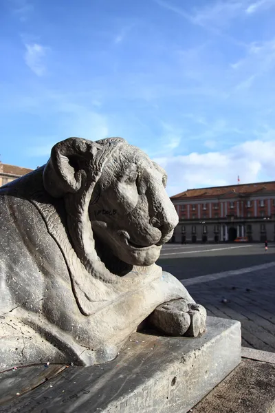 Estatua de León en Nápoles, Italia — Foto de Stock