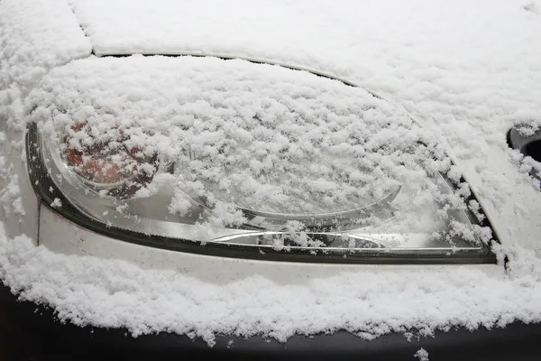 雪の下の車のヘッドライト — ストック写真
