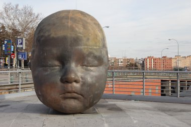 bebek yüz heykeli