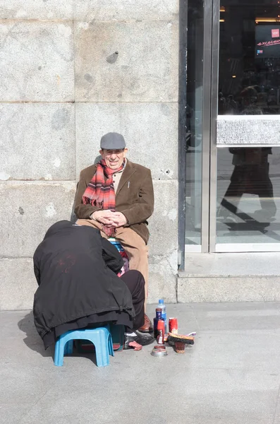 Shoe shiner in Madrid, Spain — Stock Photo, Image