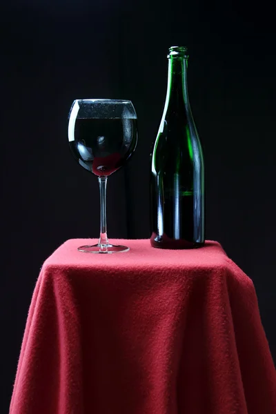 Şarap şişesi ve cam. — Stok fotoğraf