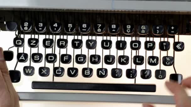 homme tapant sur une machine à écrire 