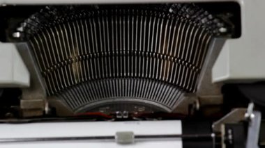 adam bir daktilo yazmak