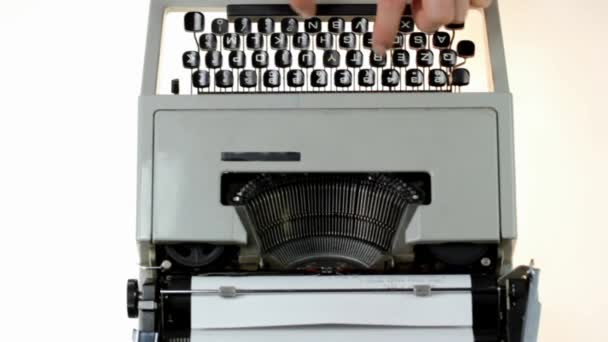 Hombre escribiendo en una máquina de escribir — Vídeo de stock