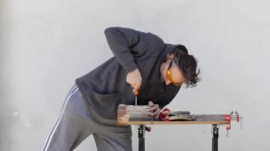 iş yerinde bir marangoz