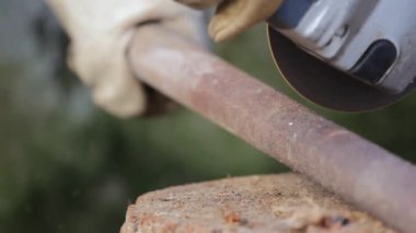 Daire testere kullanan adam