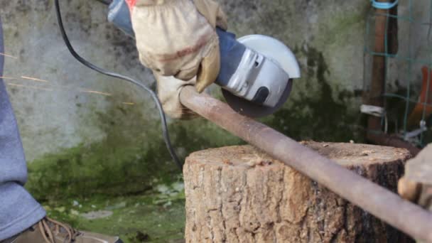 Man using circular saw — Stock Video