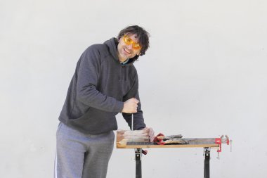 gülümseyen adam çalışma ağaç