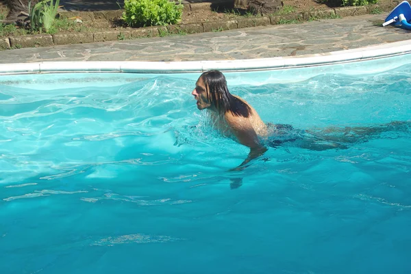 Simmare på swimpool — Stockfoto