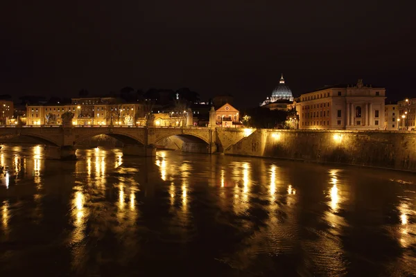 Vista notturna sul fiume Tevere — Foto Stock