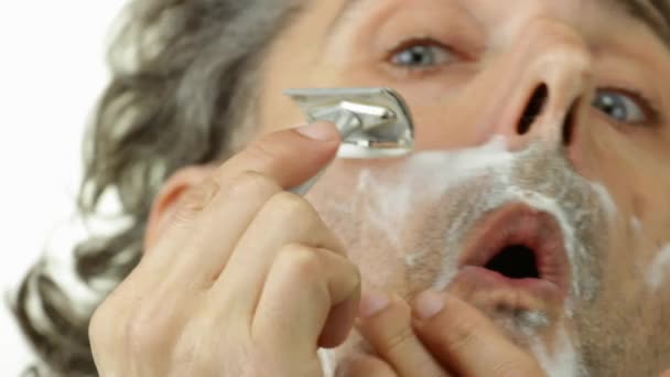 男人刮胡子 — 图库视频影像
