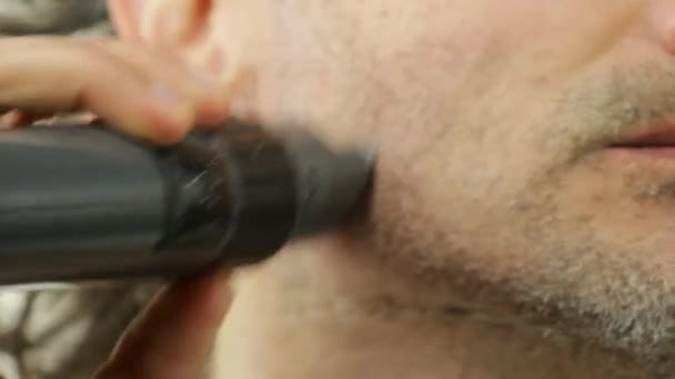 Man using an electric shaver — Stock Video