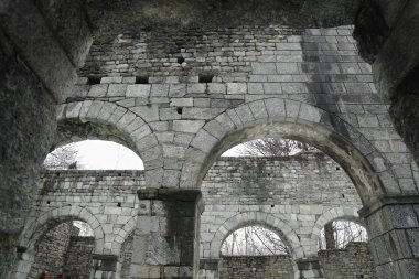 Romanesk kilise yıkıntı içinde