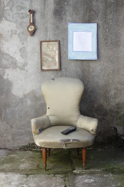 Fauteuil vintage et télécommande moderne — Photo