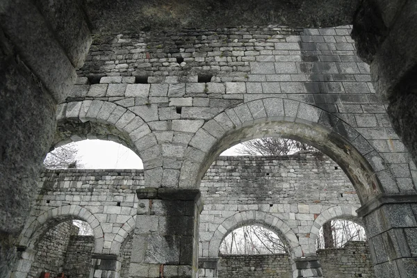 Romaanse kerk in ruïne — Stockfoto