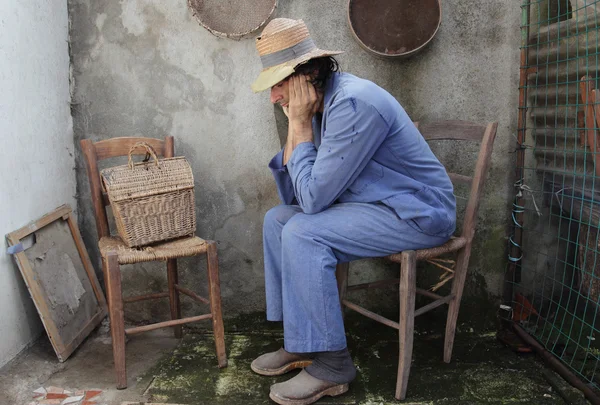 Poor farmer at home — Stock Photo, Image
