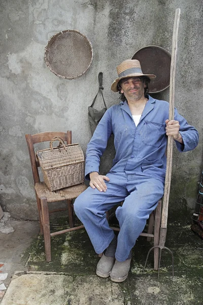 Retro boer met rake — Stockfoto